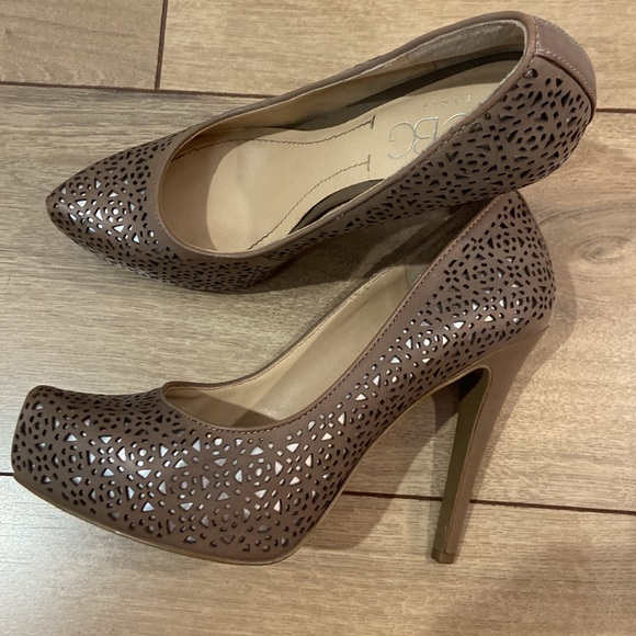 BCBG Pumps Nude with silver. - Picture 3 of 4